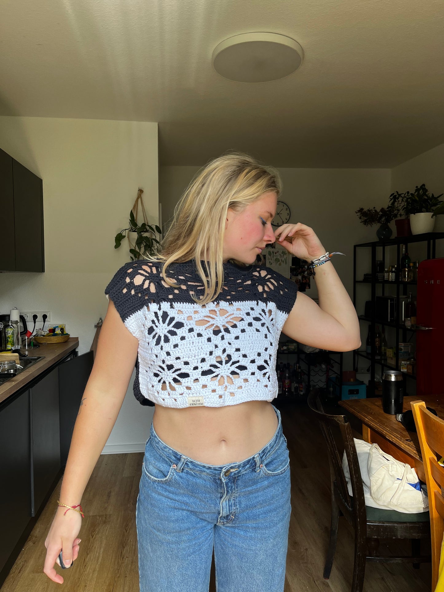 Crop_TOP_FLORES black&white