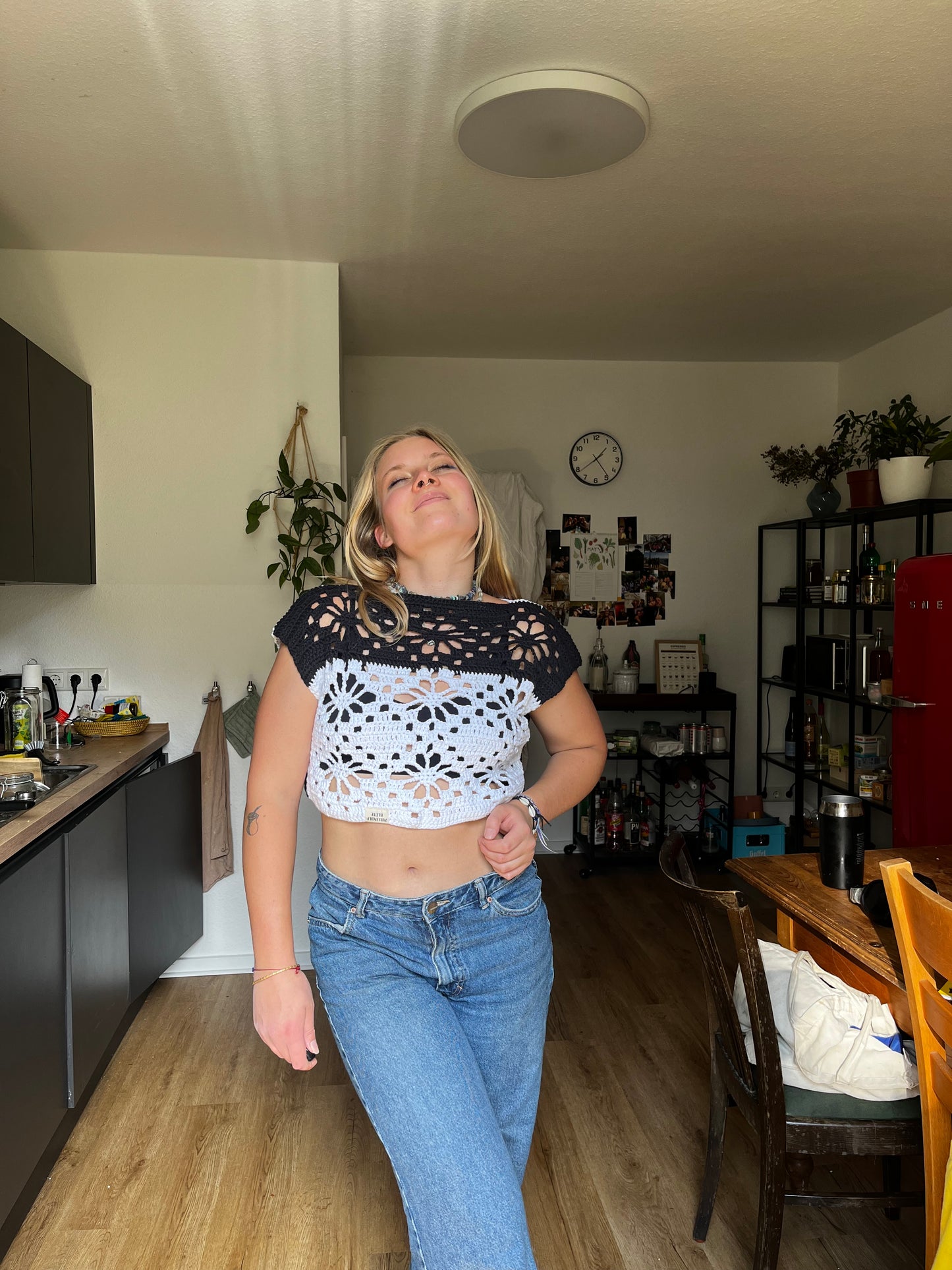 Crop_TOP_FLORES black&white