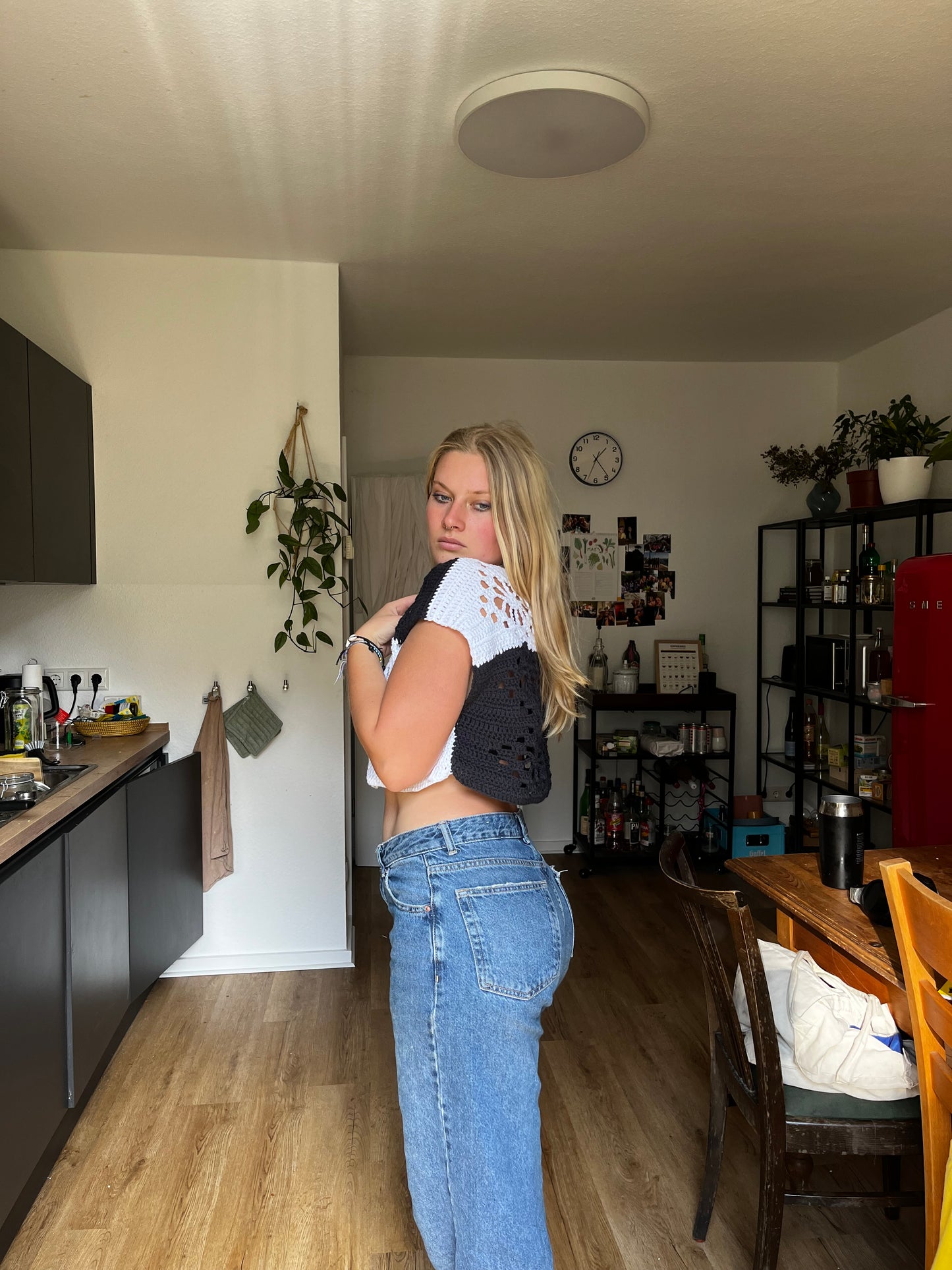 Crop_TOP_FLORES black&white