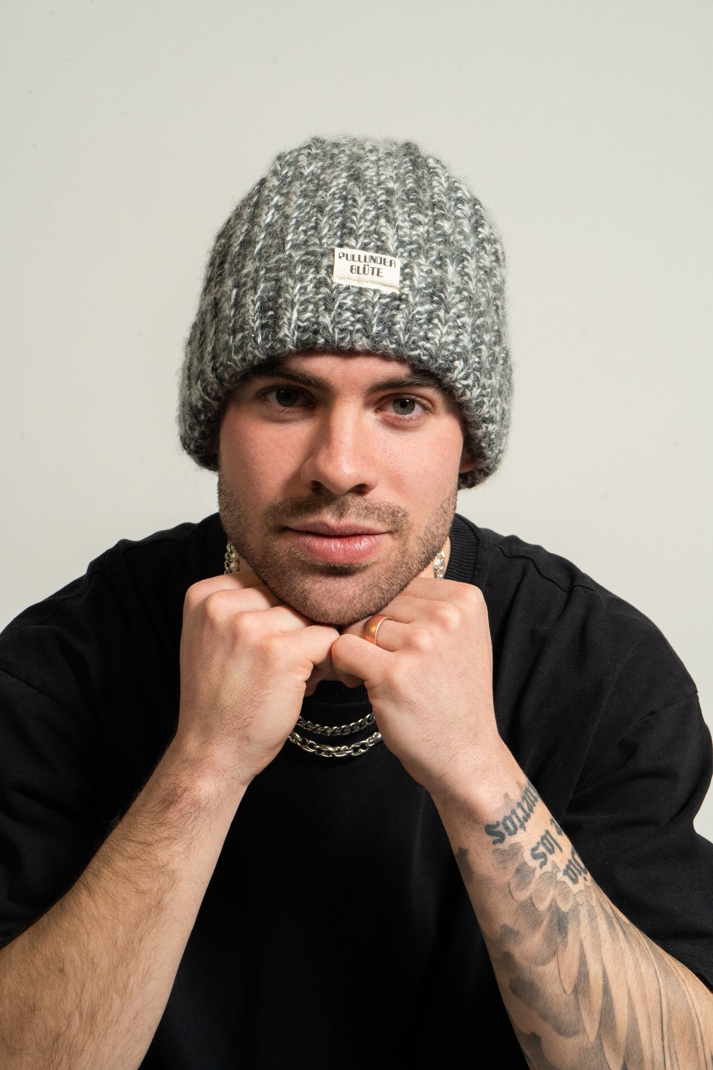 BEANIE HEDERA_ greyandwhite