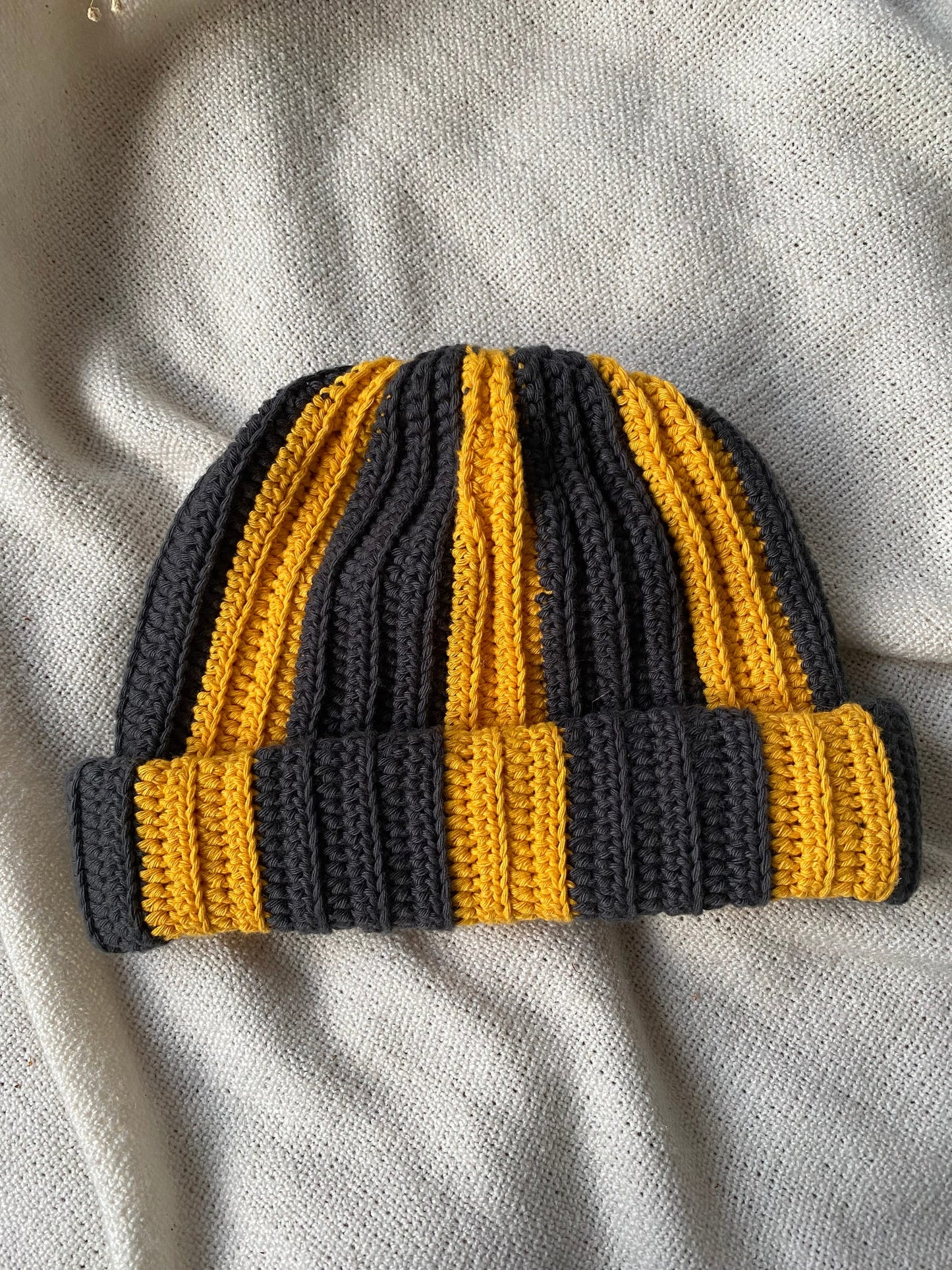 handmade crochet beanie, dark grey and yellow, ecofriendly, comfy labelbeanie