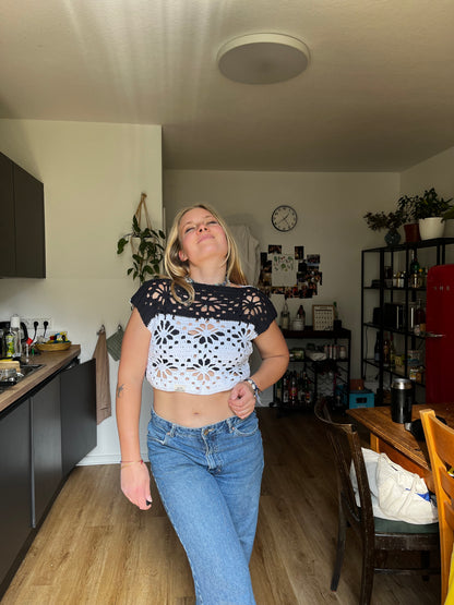 Crop_TOP_FLORES black&white