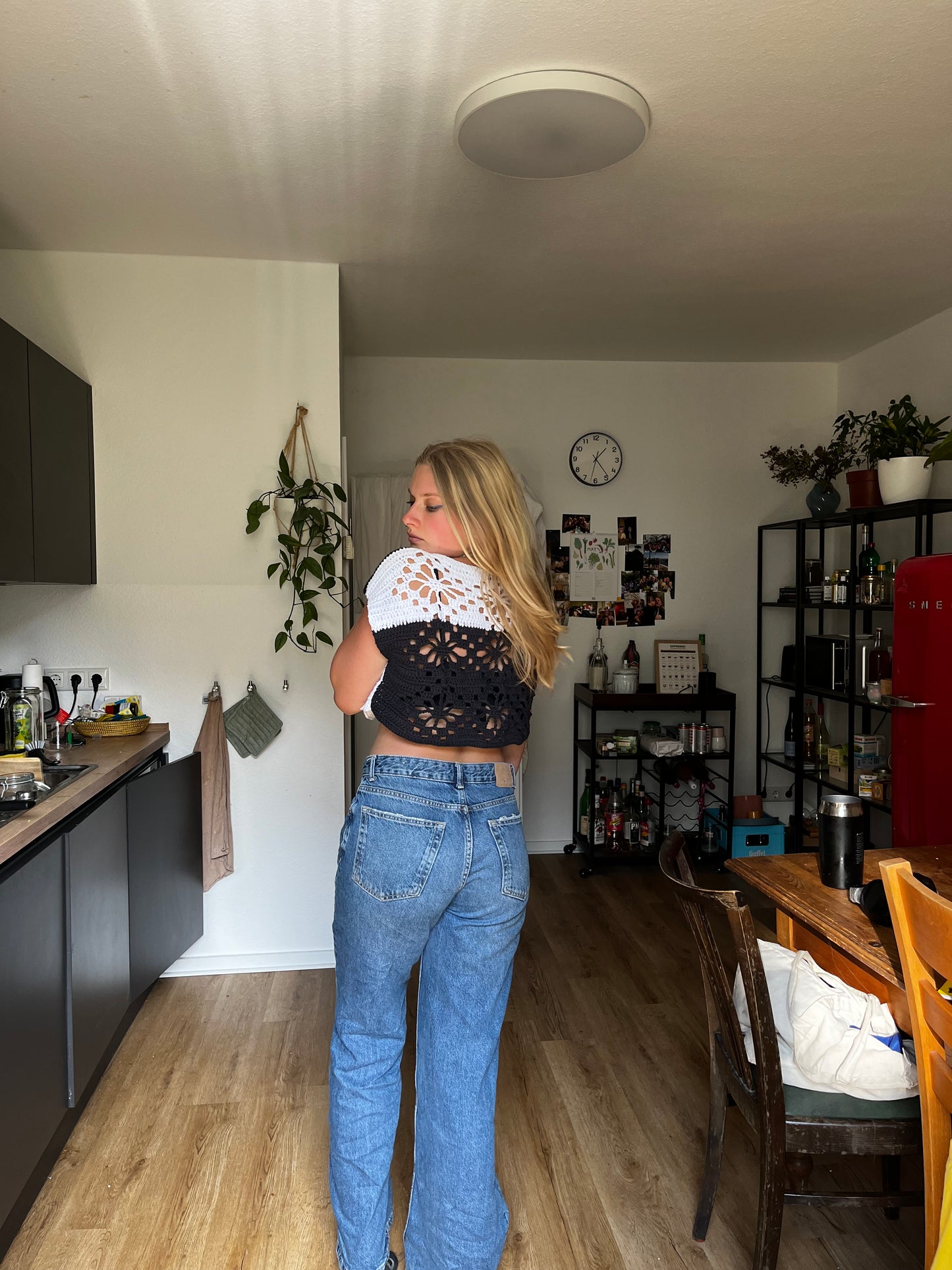 Crop_TOP_FLORES black&white