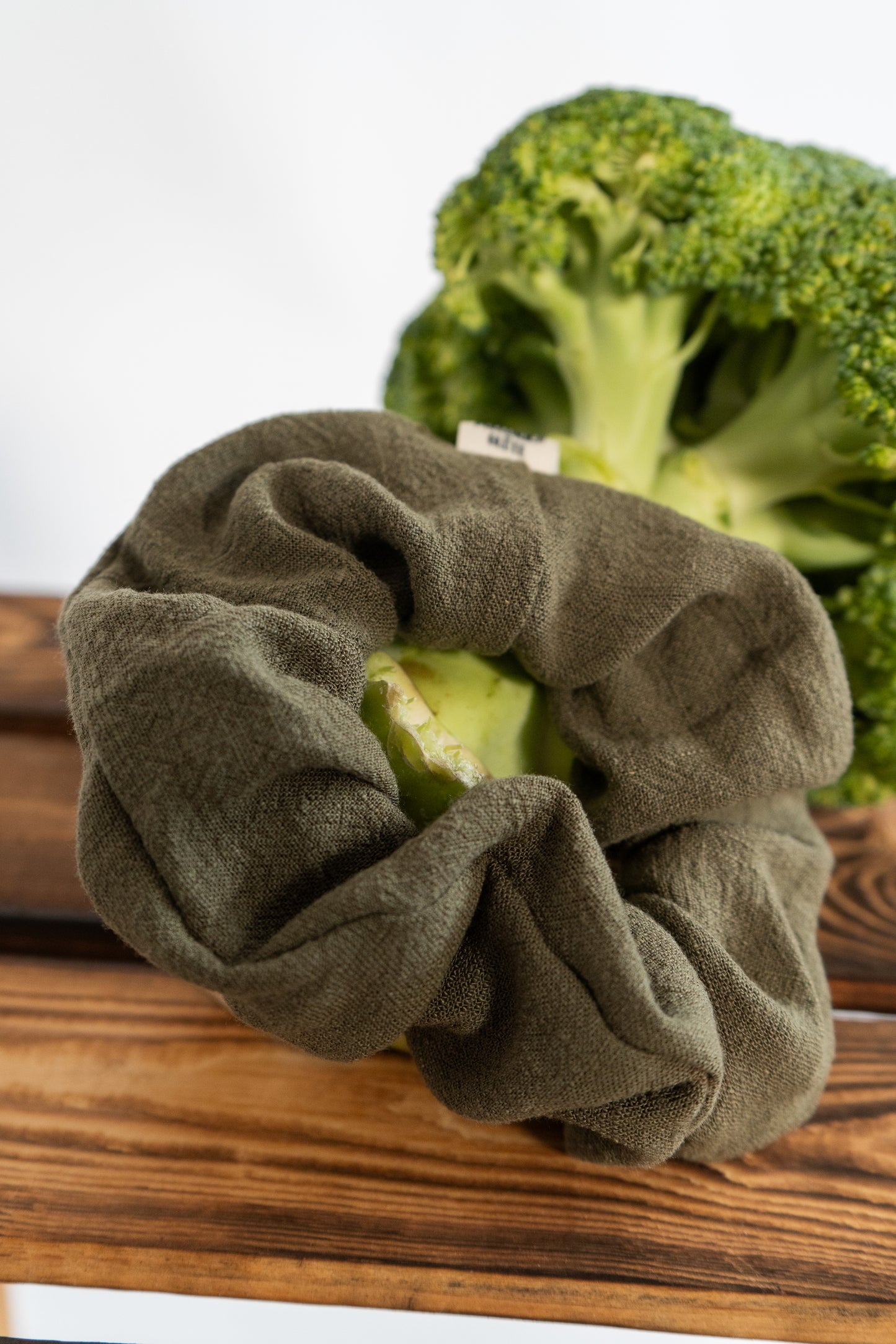 Scrunchie Pilea - Musselin Khaki -by Pullunderblüte
