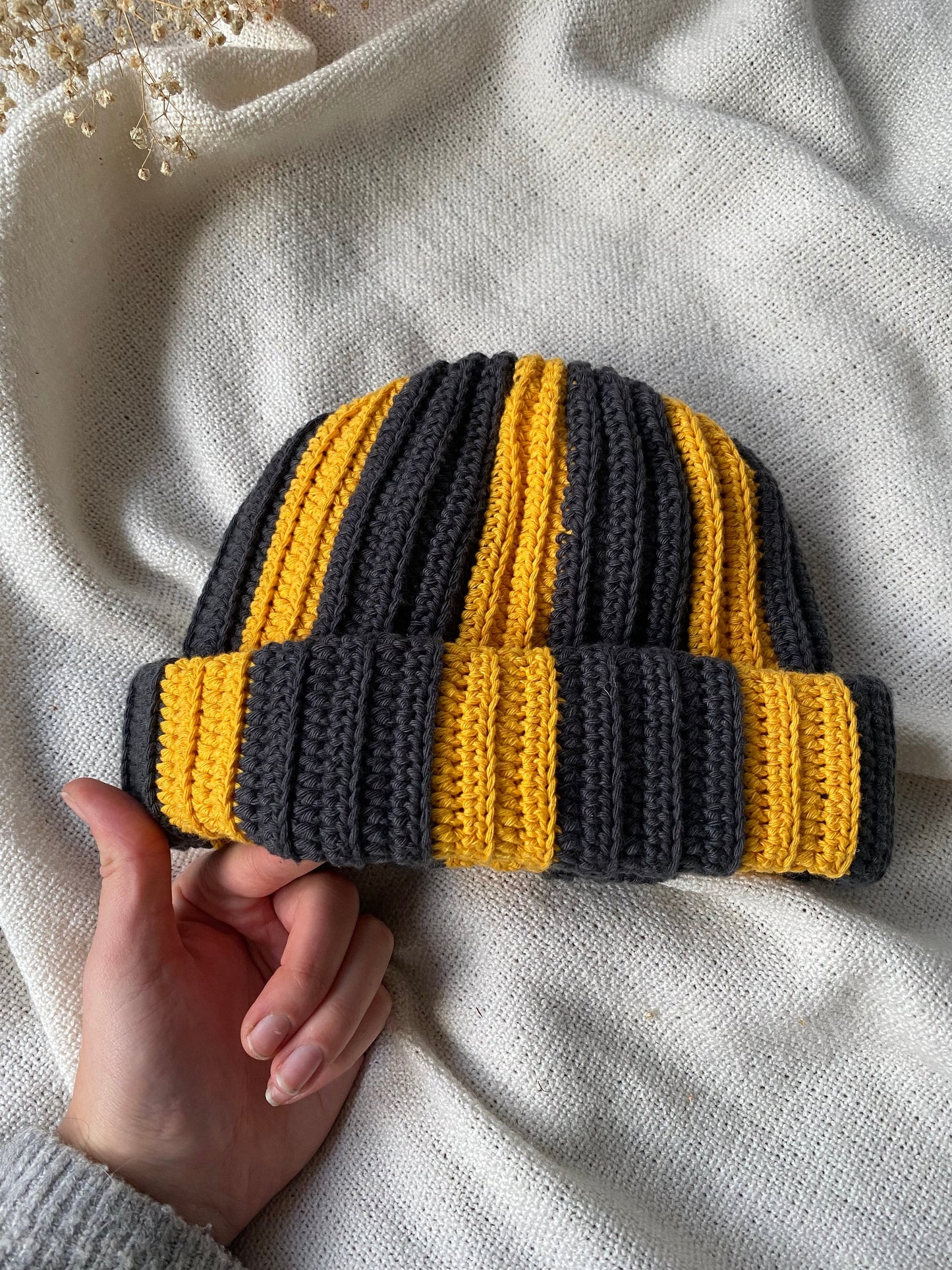 handmade crochet beanie, dark grey and yellow, ecofriendly, comfy labelbeanie