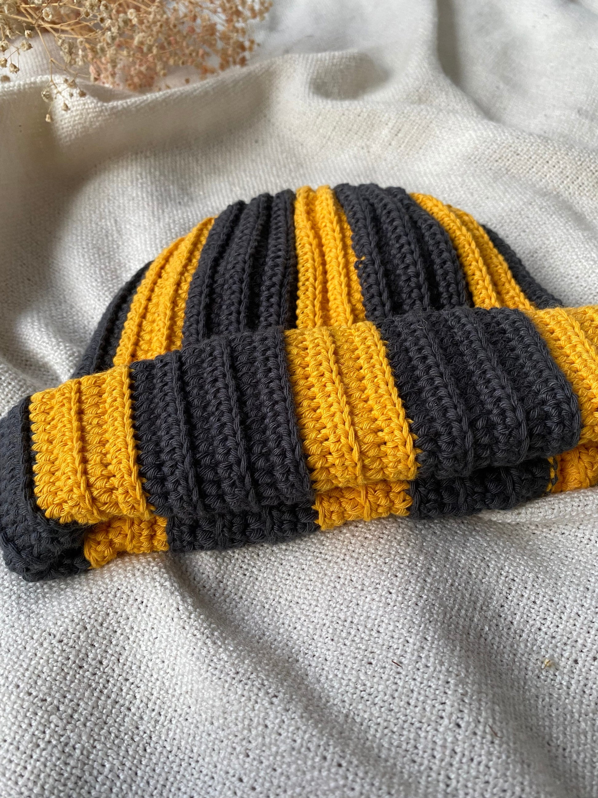 handmade crochet beanie, dark grey and yellow, ecofriendly, comfy labelbeanie